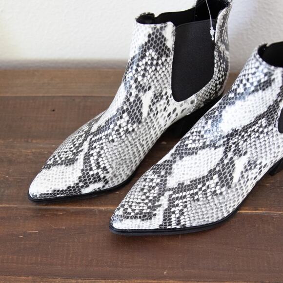 Blondo Emelia Waterproof Chelsea Bootie - Picture 3 of 7